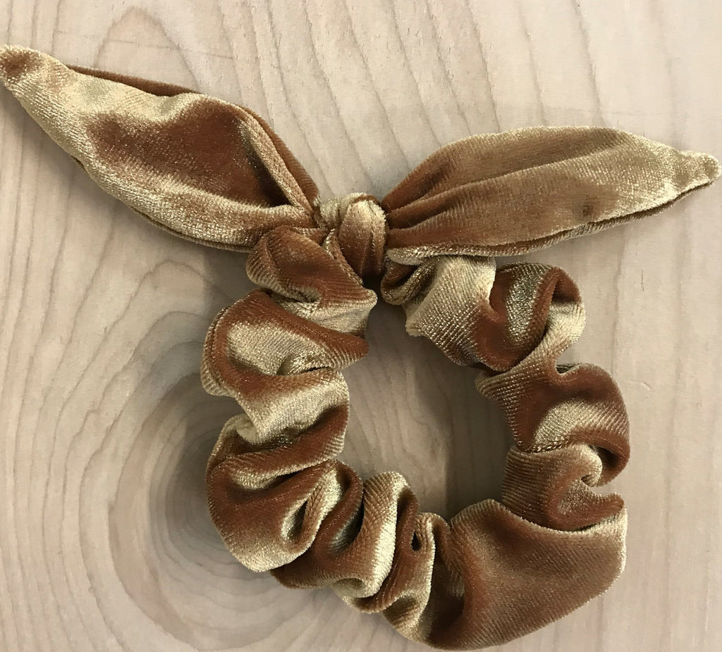 velvet bow scrunchie: gold