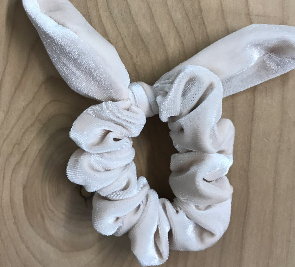 Sale velvet bow scrunchie: vanilla